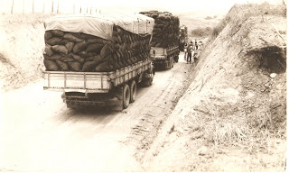 Caminhões de carvão na descida da serra (antiga Curva da Morte) ainda com estrada de terra